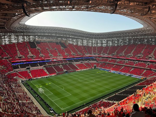 How does the manipulation of training volume affect muscle hypertrophy in advanced lifters?