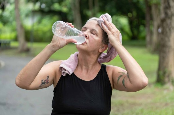 How to develop a personalized hydration strategy for marathon runners?